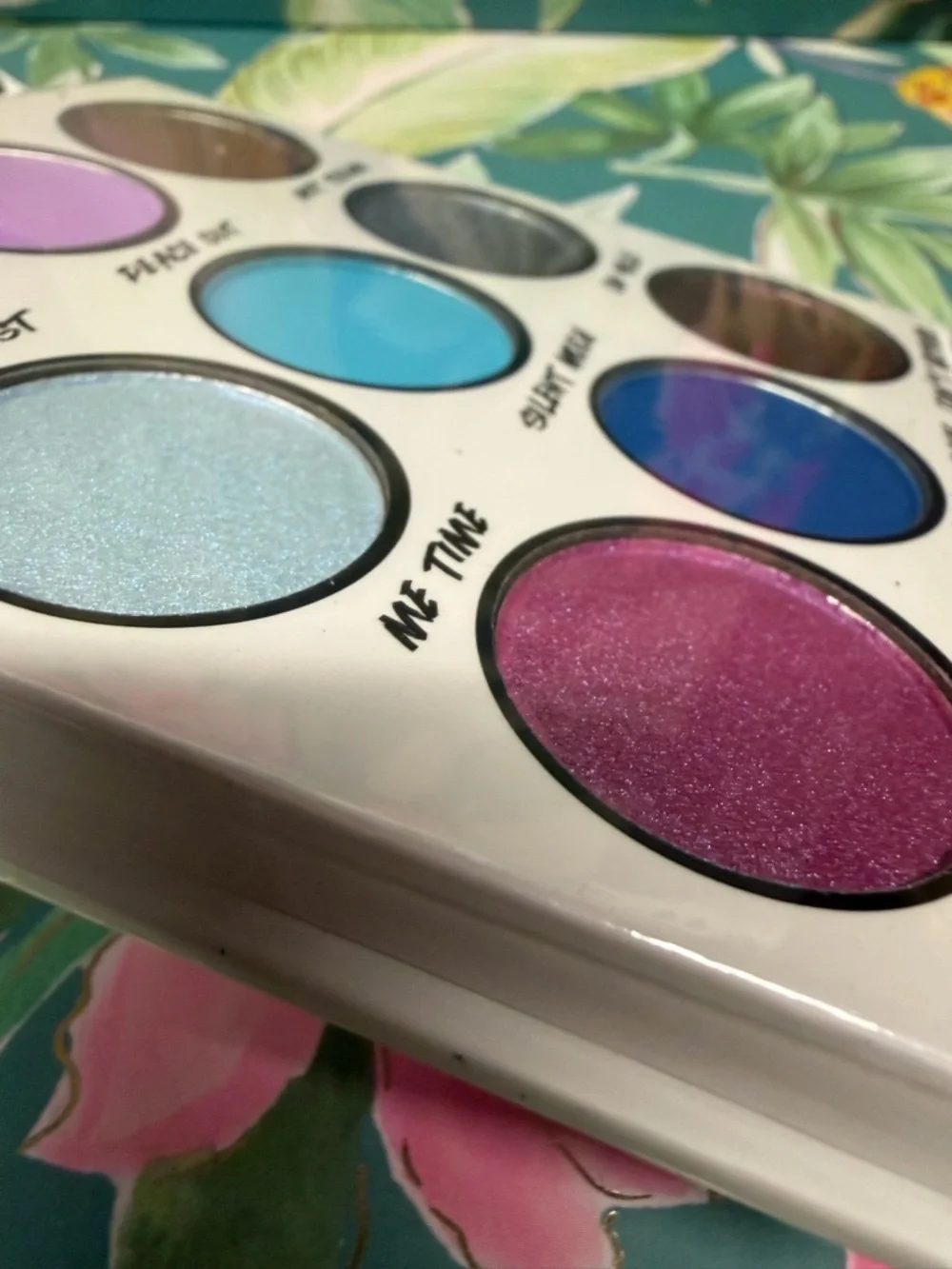 BH Cosmetics DO NOT DISTURB Eyeshadow Palette Casestill sealed in plastic nwt